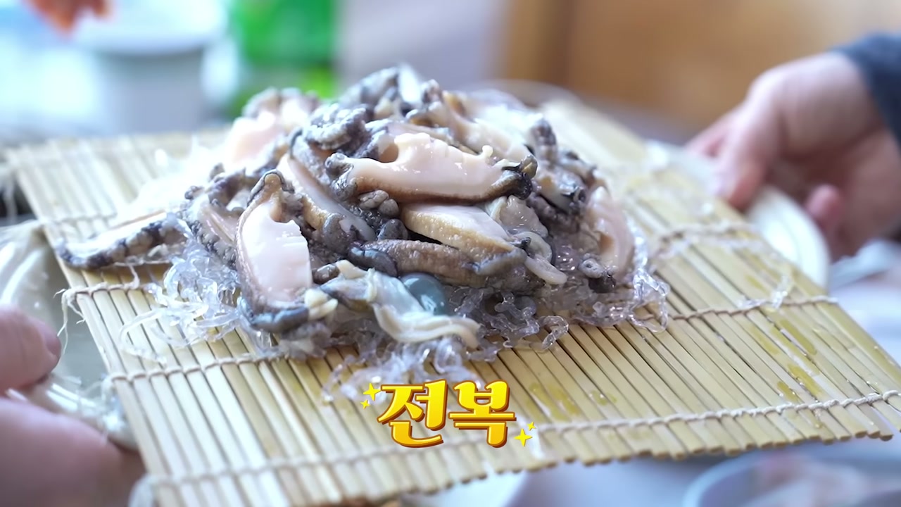 전복을 손질해 그대로 올린다