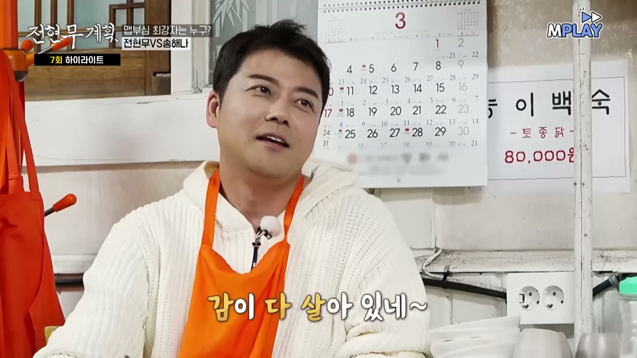 테이블마다 불판이 놓여 있다