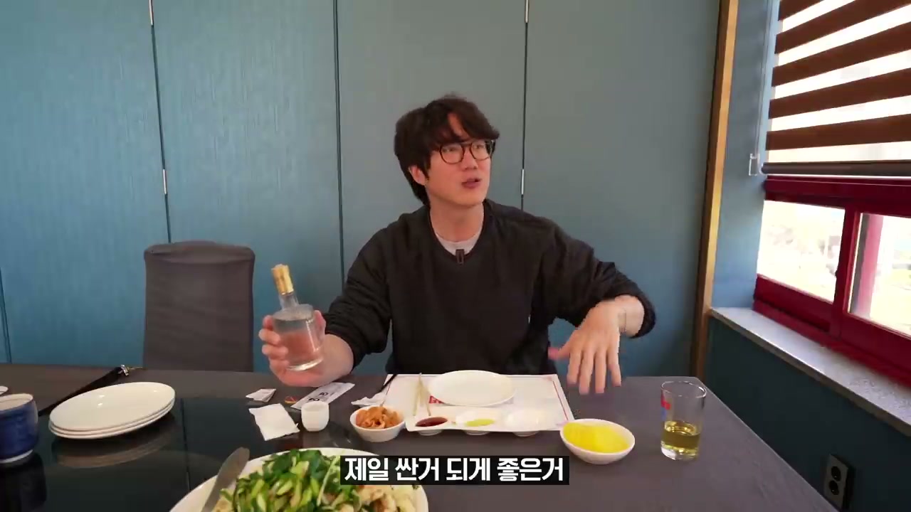 주문한 요리가 나오기 전 깔리는 기본 반찬