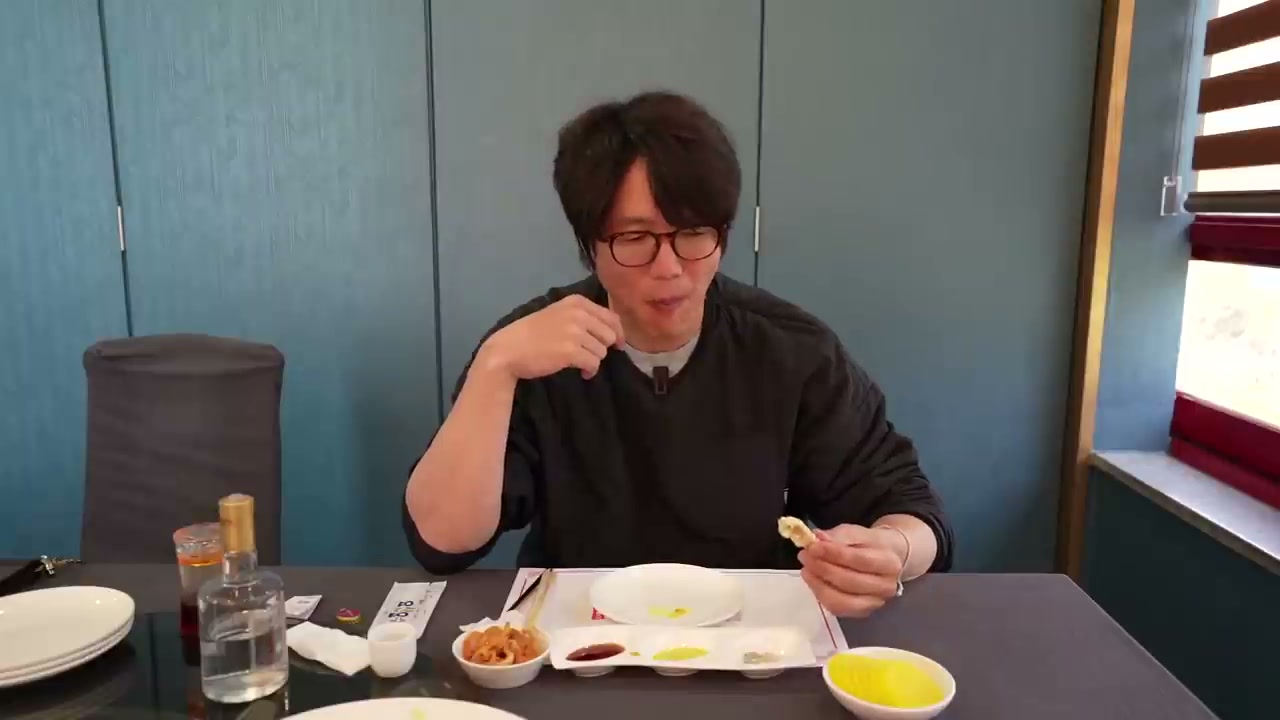 쟁반째 나오는 요리. 둘이서 나눠 먹는 양이다