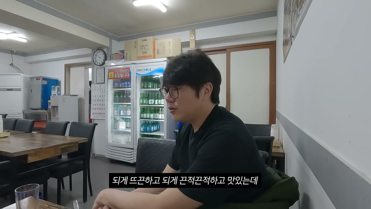 테이블 몇 개짜리 시장 밥집