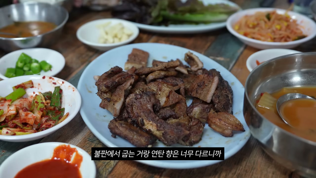 돼지갈비를 접시째 담아 낸다