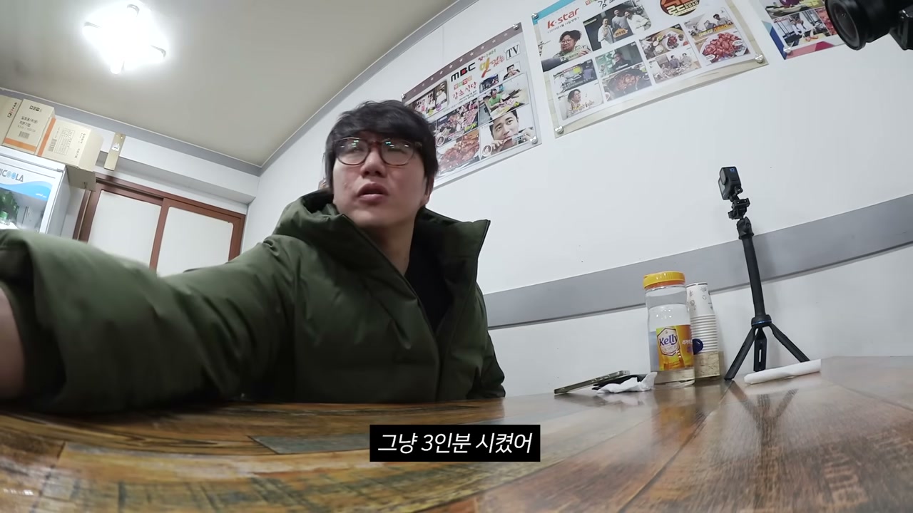 벽에 신문과 사진이 붙어 있다