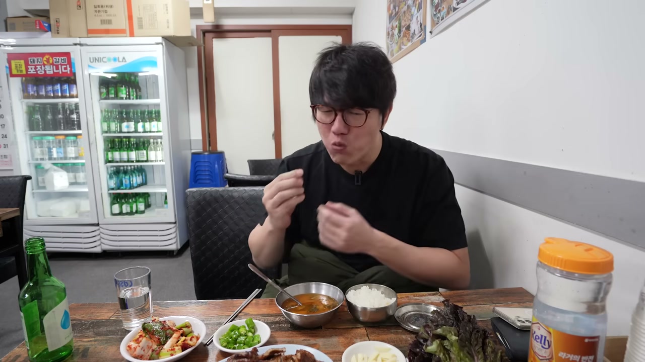 반찬이 먼저 깔린다