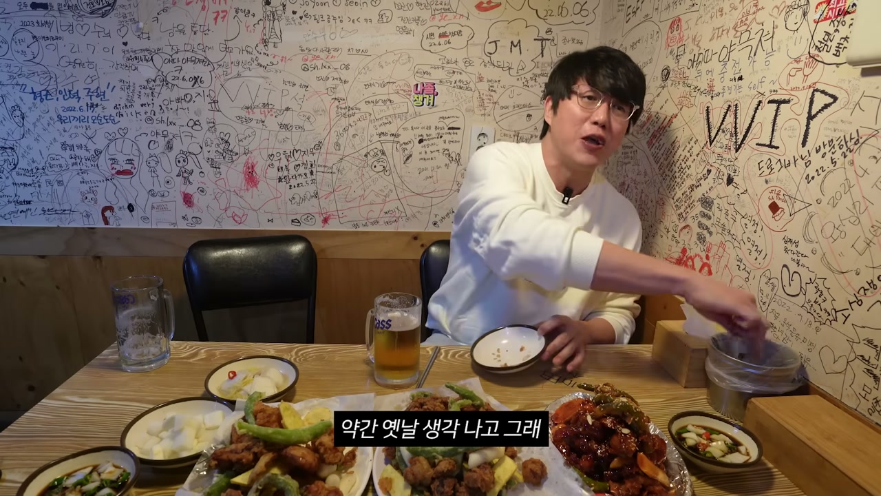 손님 낙서가 벽을 채우고 있다