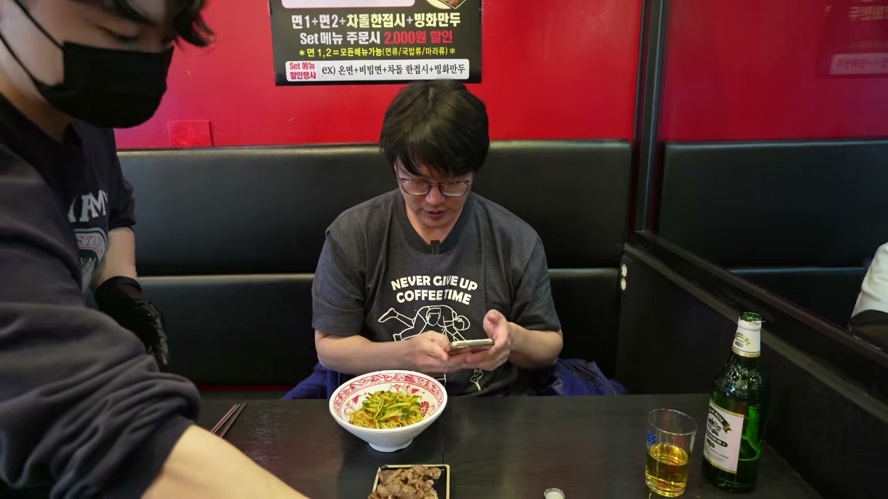 춘향미엔 왕십리점 붉은 벽에 붙은 세트 메뉴 안내