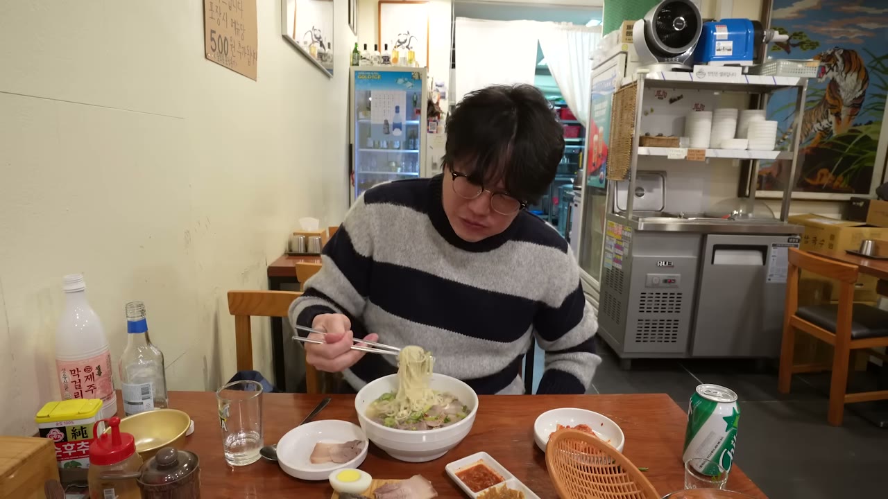 국수를 건져 올린다