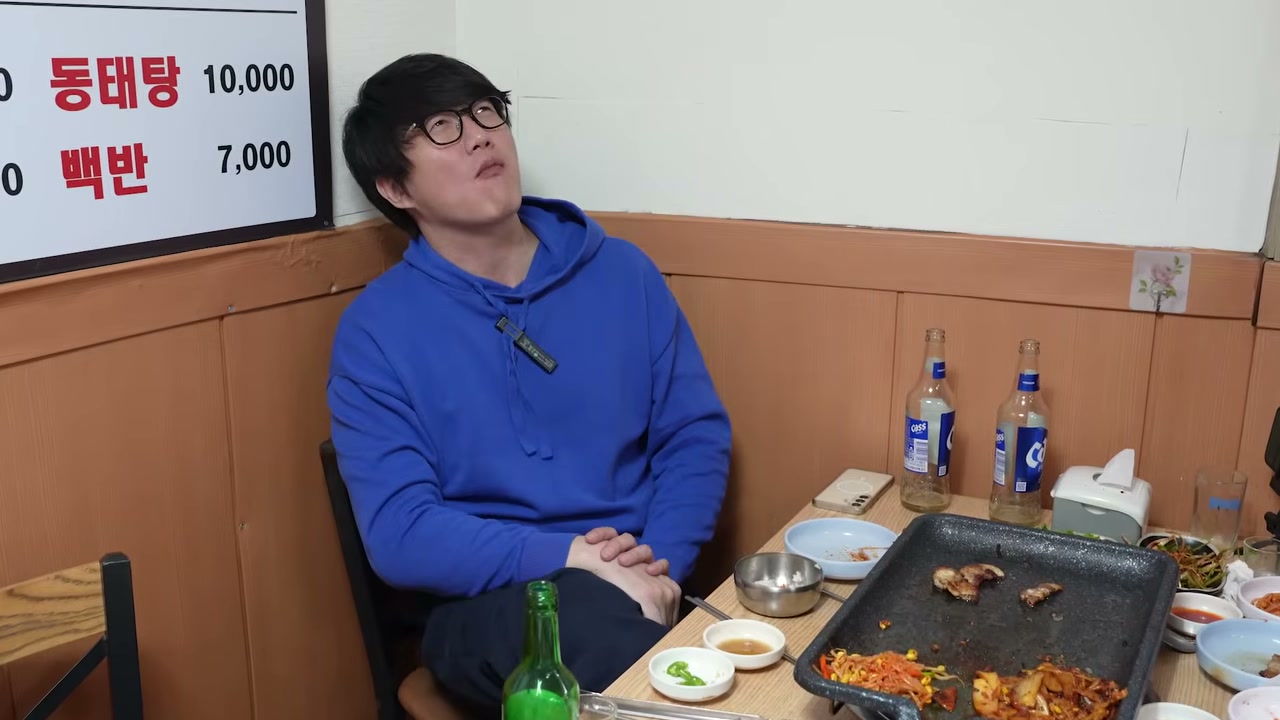 테이블마다 철판이 놓인 구조