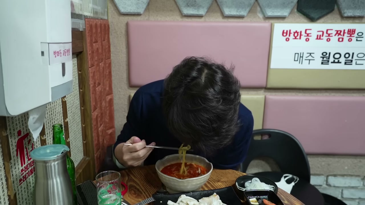 붉은 국물에 면을 만 짬뽕