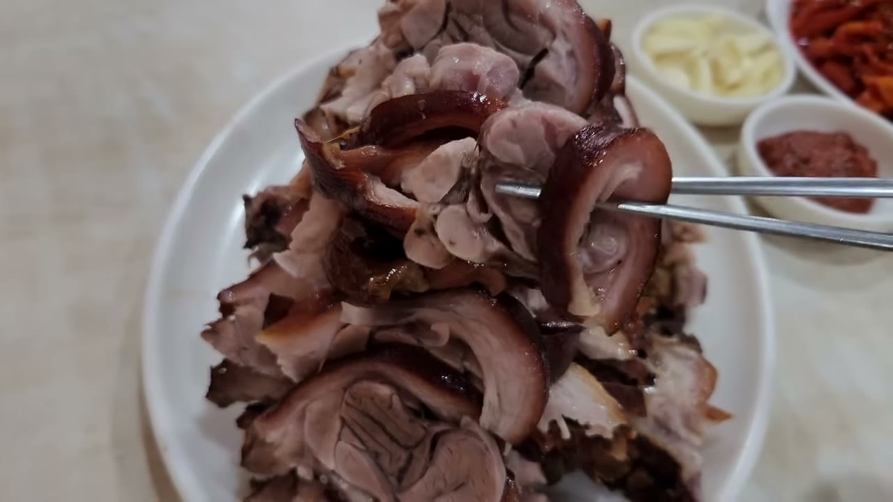 접시에 담긴 왕족발
