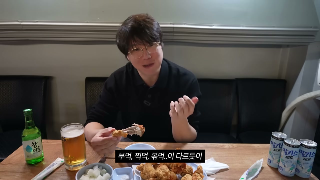 손으로 집어 먹는 크기로 나온다