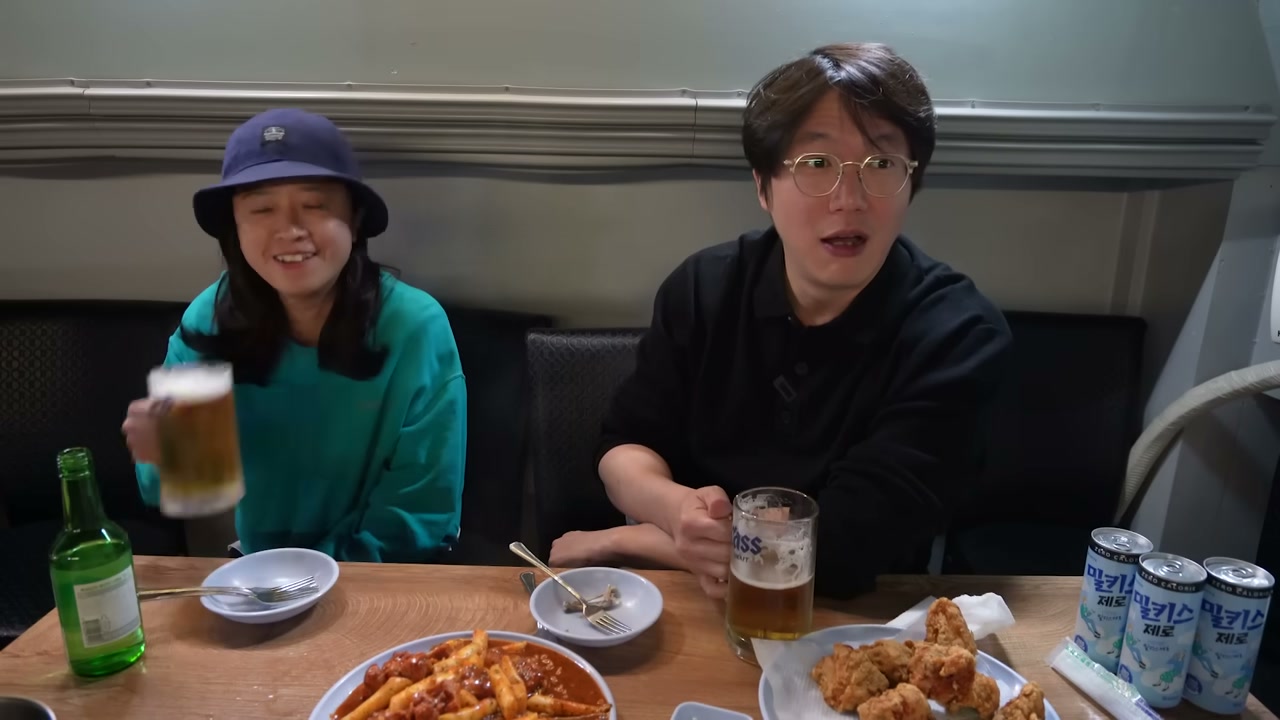 안주를 여러 개 놓고 오래 앉는 자리