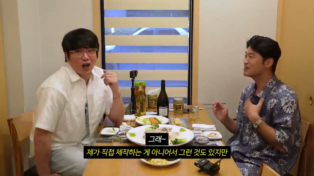 창가 자리에 차려진 상