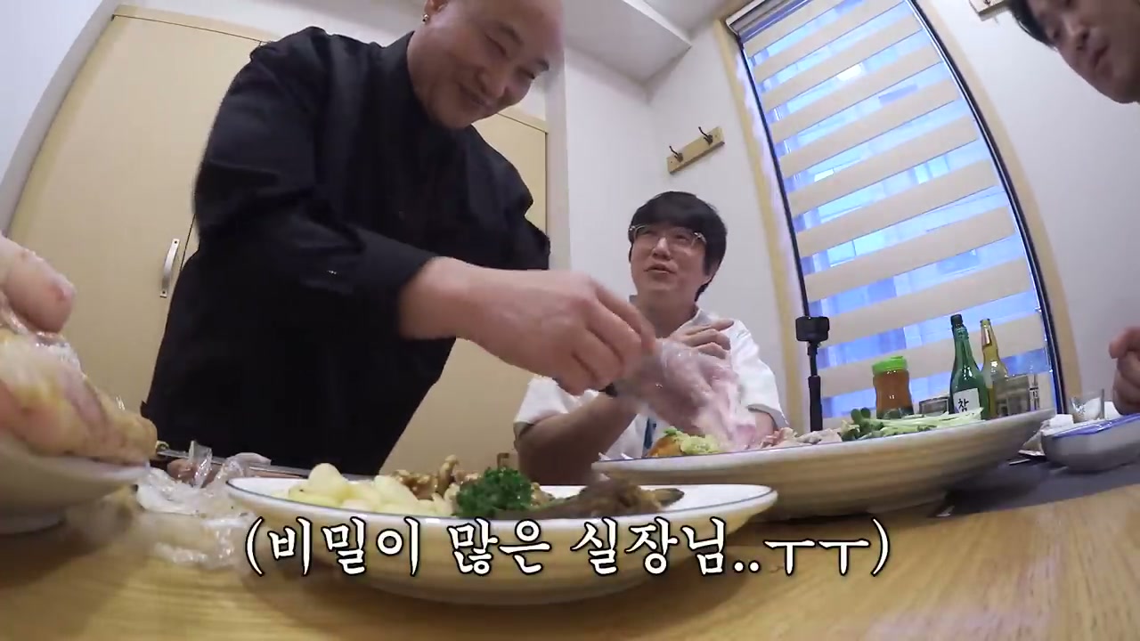 주방에서 직접 회를 담아 낸다