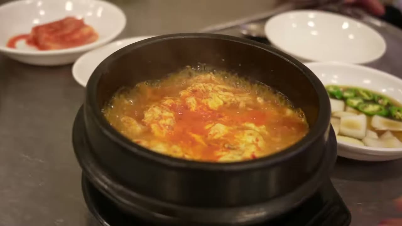 함께 나오는 뚝배기 찌개