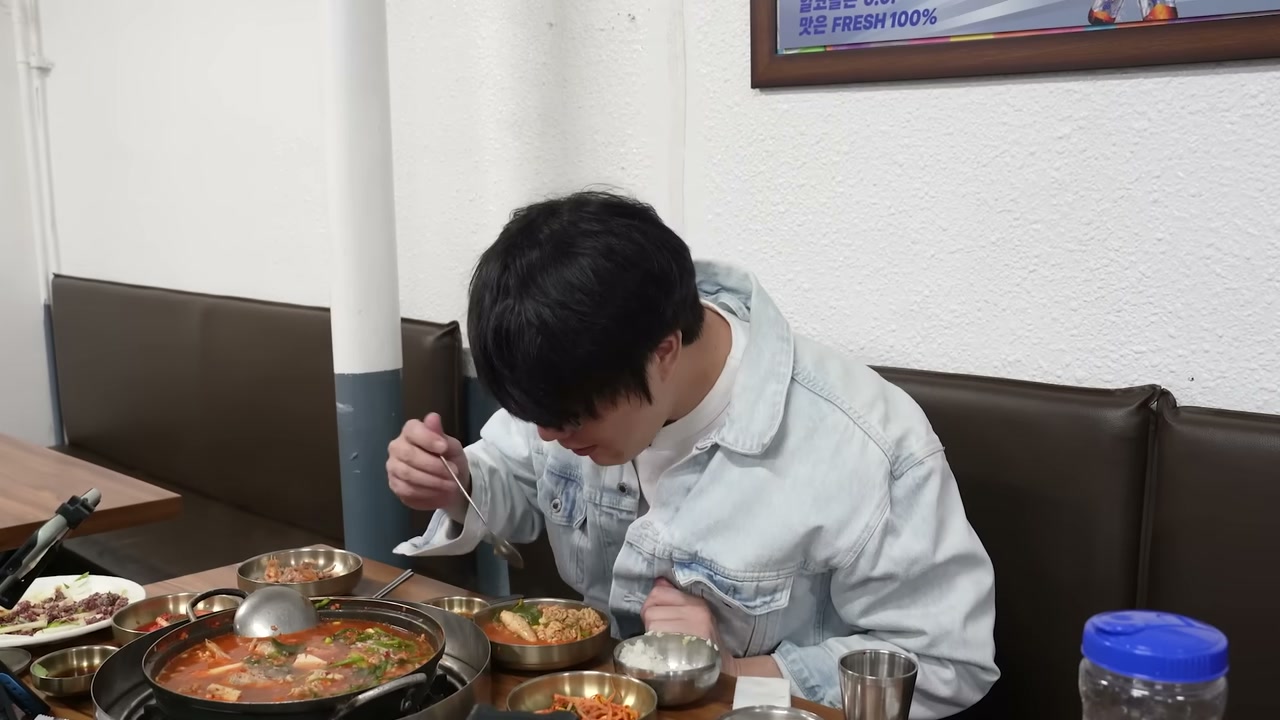 살을 건져 앞접시에 덜어 놓는다