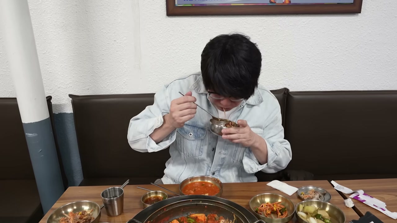 국물이 졸아들면 밥을 넣는다