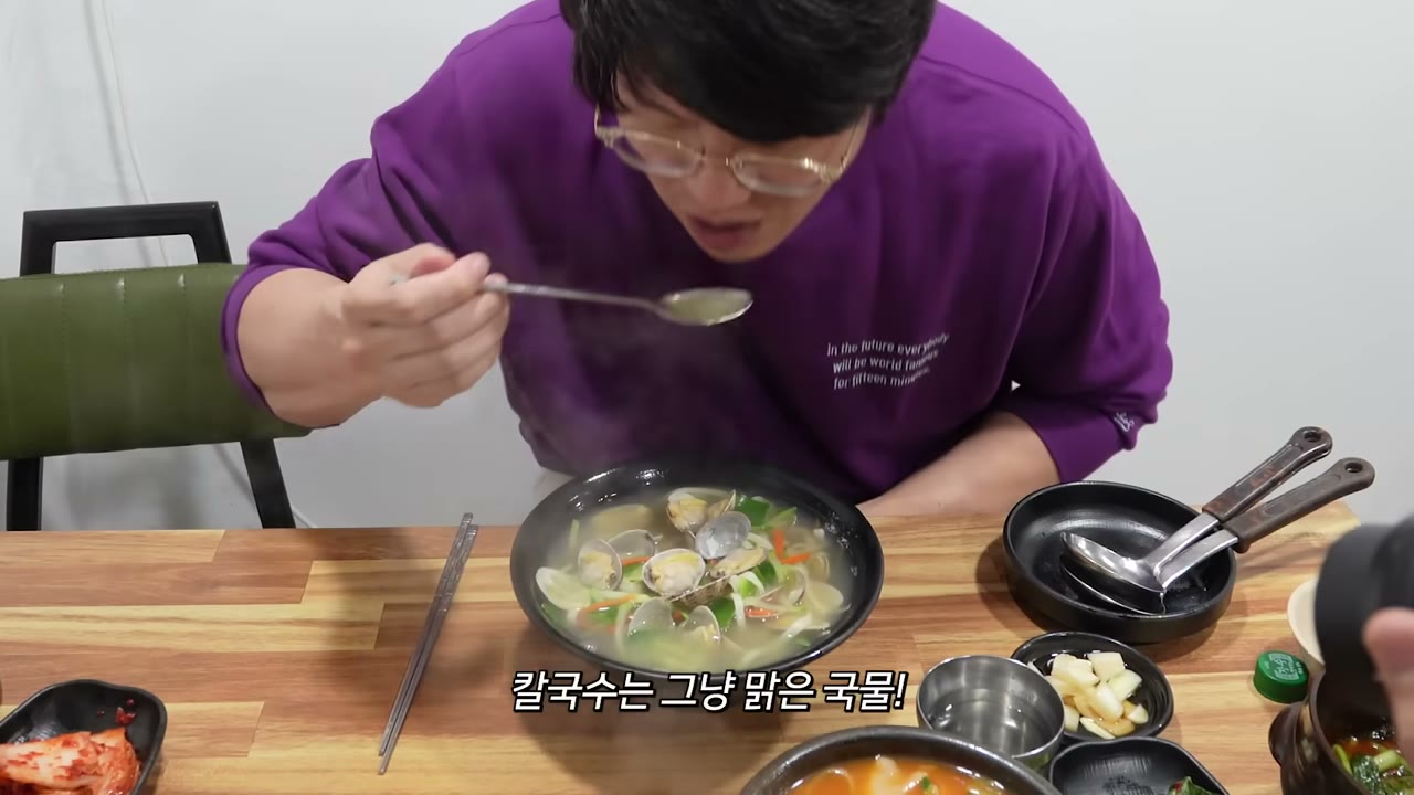 칼국수 한 그릇 — 국물이 맑은 편이다