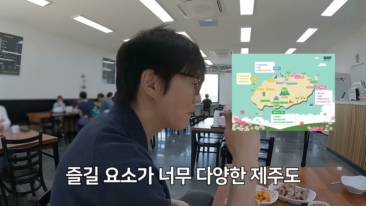 당케올레국수 창이 넓은 홀. 관광객이 오가는 자리다