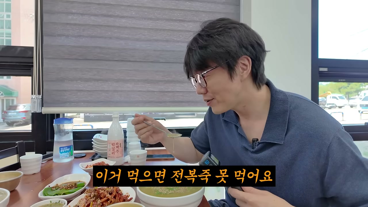 국수와 반찬이 함께 깔린 상