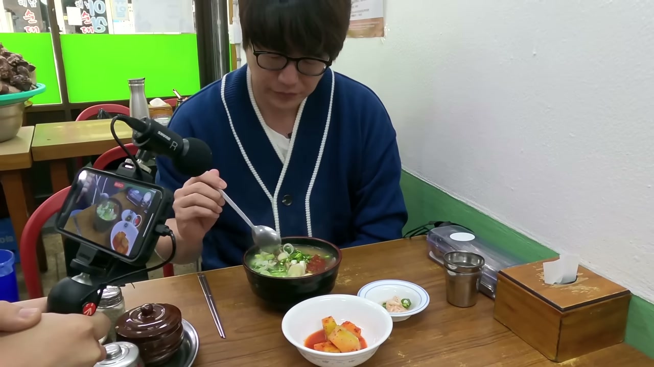 약수순대국 뚝배기와 김치가 함께 나온다