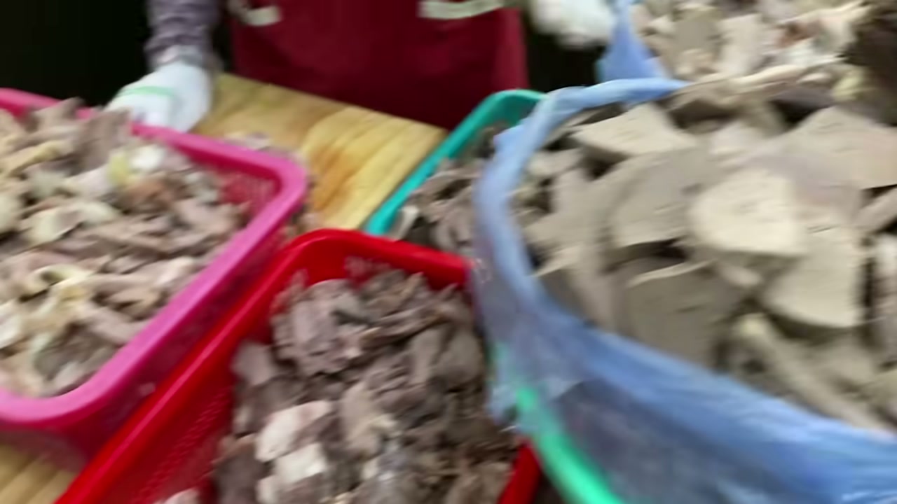 고기를 대야에 담아 그 자리에서 손질한다