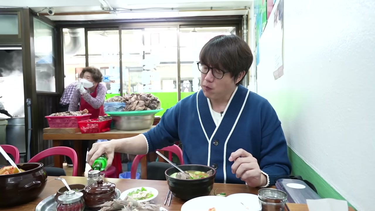 초록 벽에 테이블 몇 개가 전부인 홀