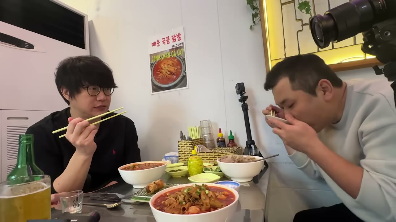 국수 그릇을 앞에 두고