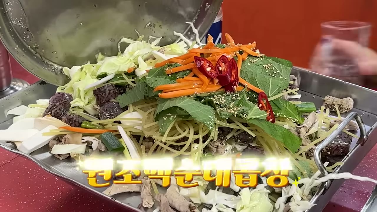 철판에 볶아 내는 순대. 채소가 함께 깔린다