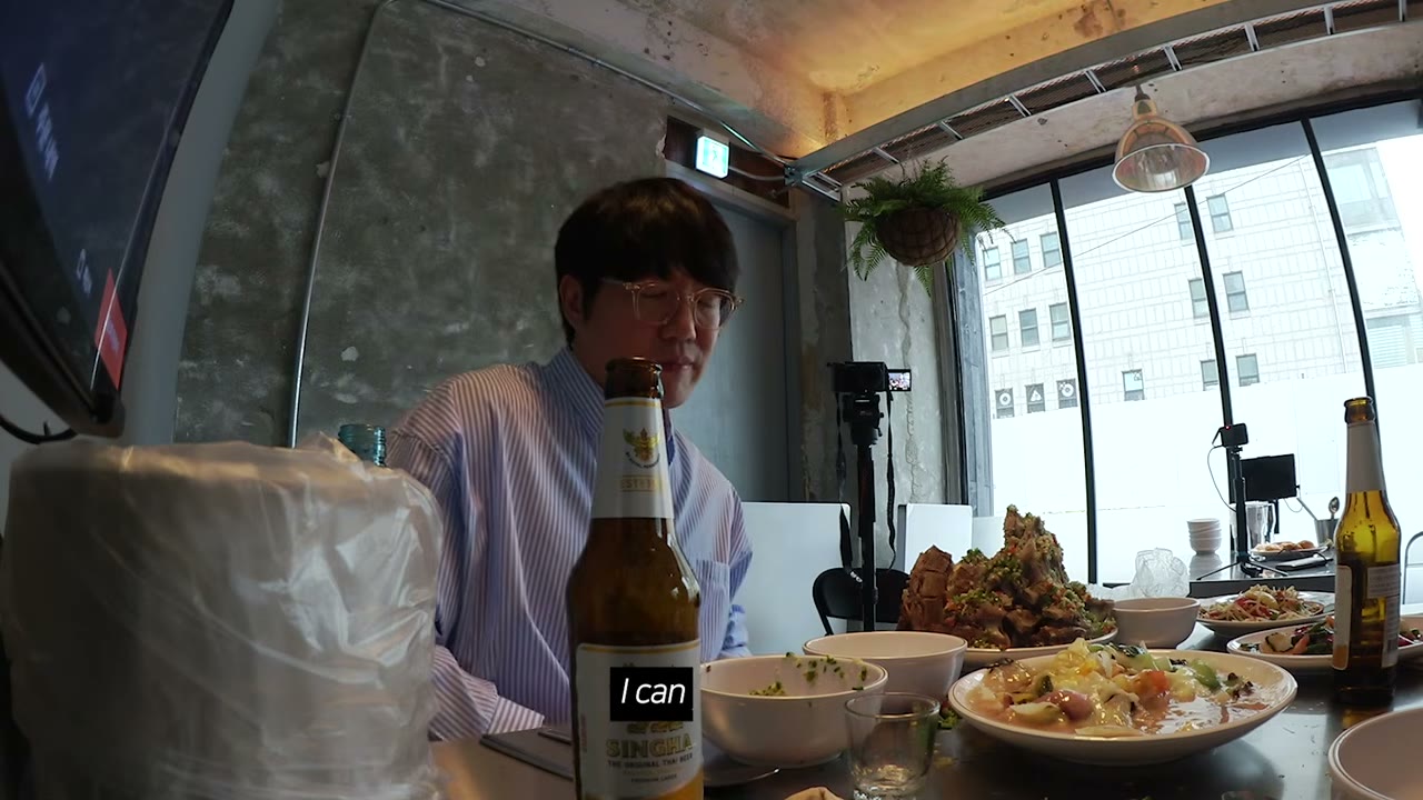튀김과 맥주를 함께 놓은 상