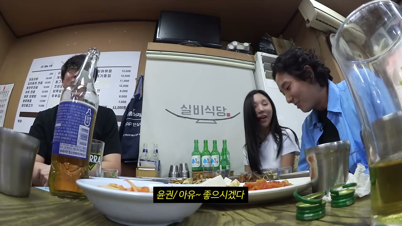 상 위에 놓인 그릇