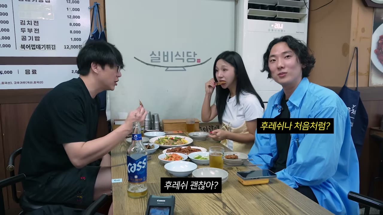 벽에 붙은 메뉴와 가격