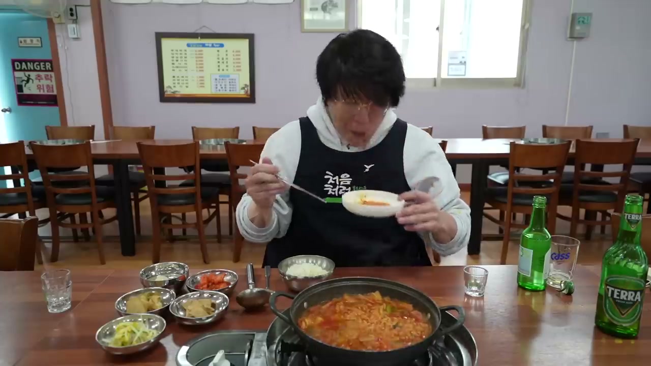 부대찌개 한 냄비와 기본 반찬