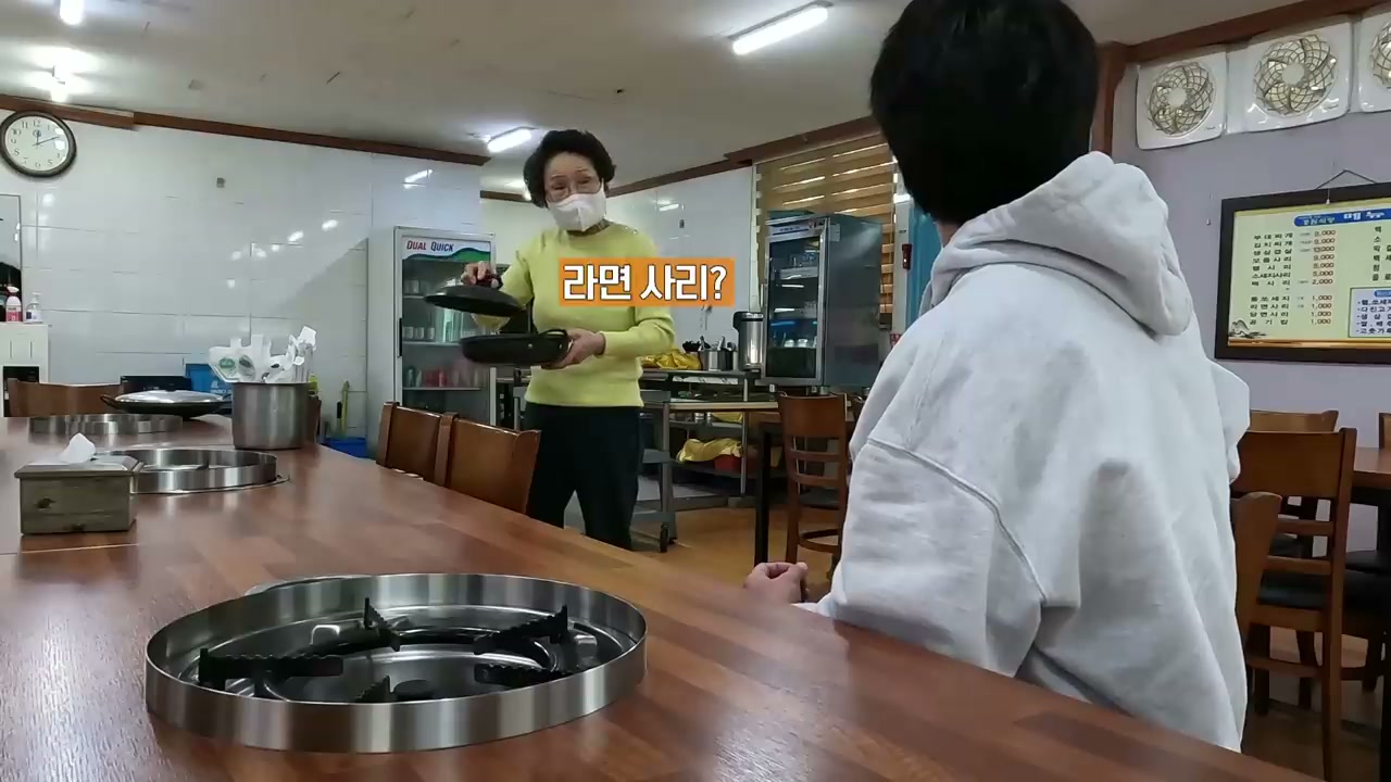 벽에 붙은 메뉴판. 주방이 홀에서 그대로 보인다