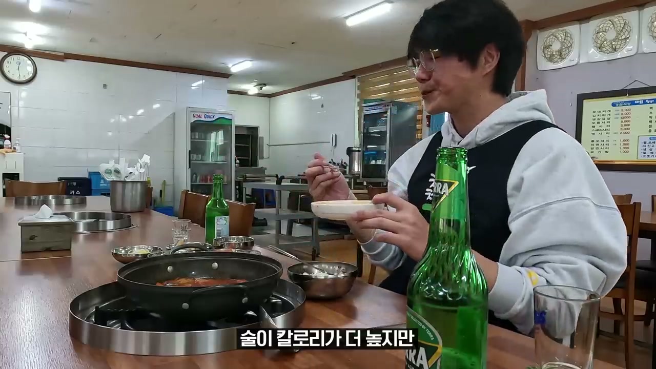 테이블마다 화구가 놓인 구조