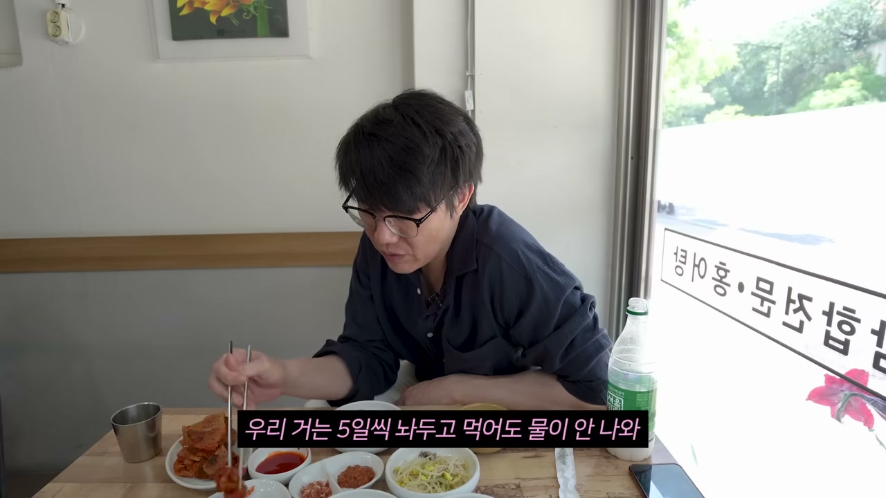 반찬을 여러 접시에 나눠 낸다
