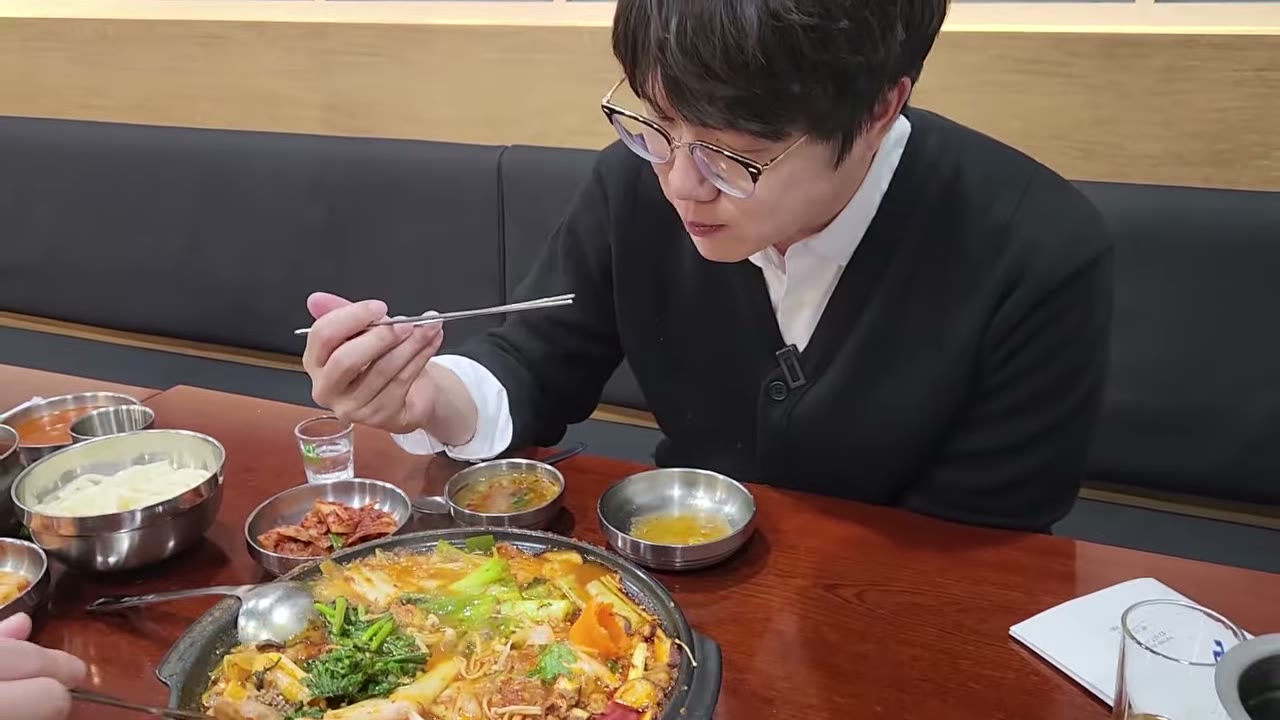 전골과 국밥을 함께 놓은 상
