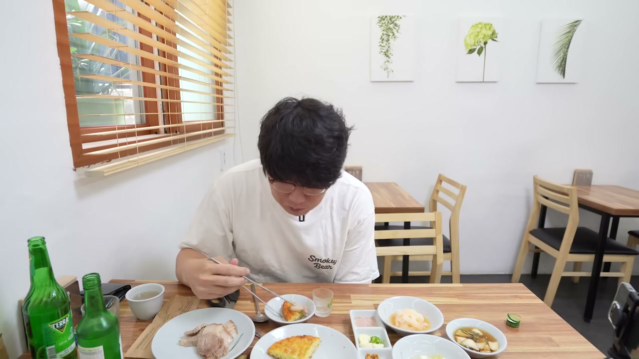 수육과 부침이 함께 깔린 상