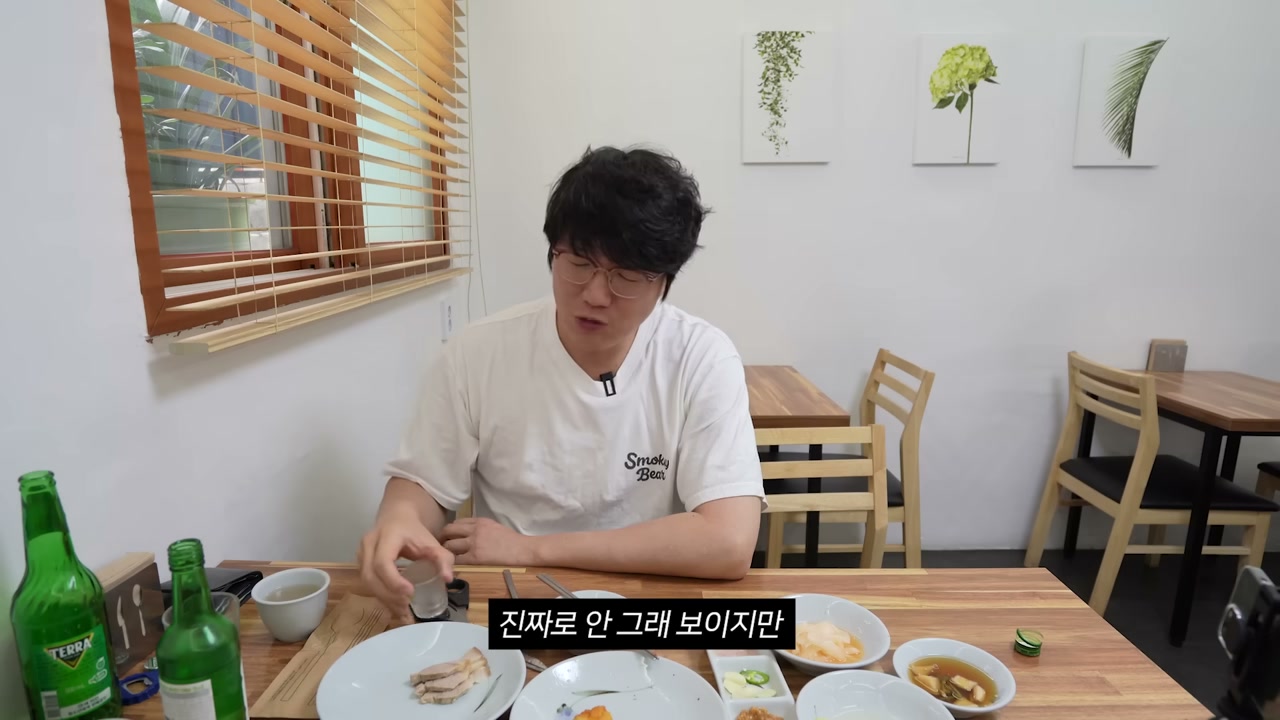 나무 블라인드를 친 밝은 홀