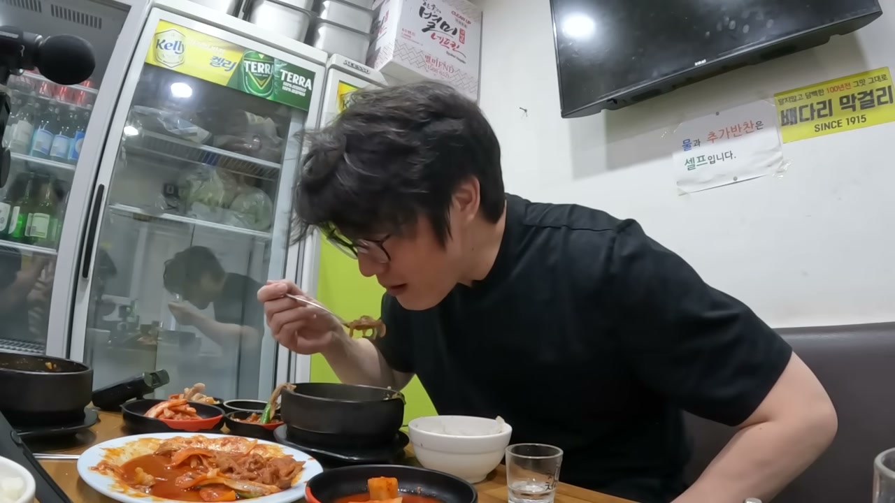 반찬은 김치 위주로 단출하다