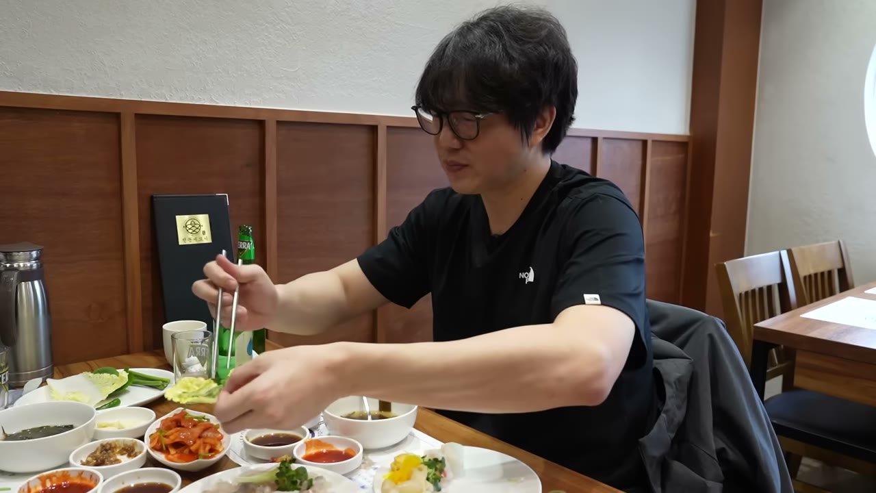 함께 깔리는 반찬