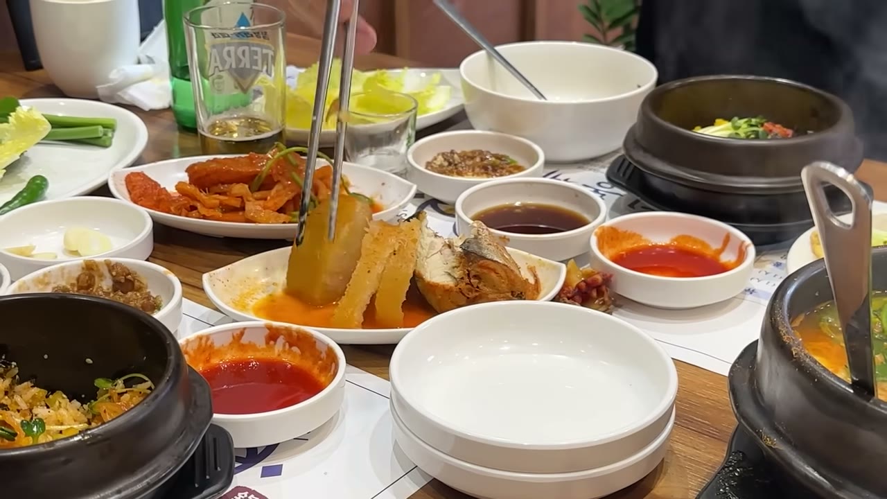 탕과 밑반찬이 오른 상