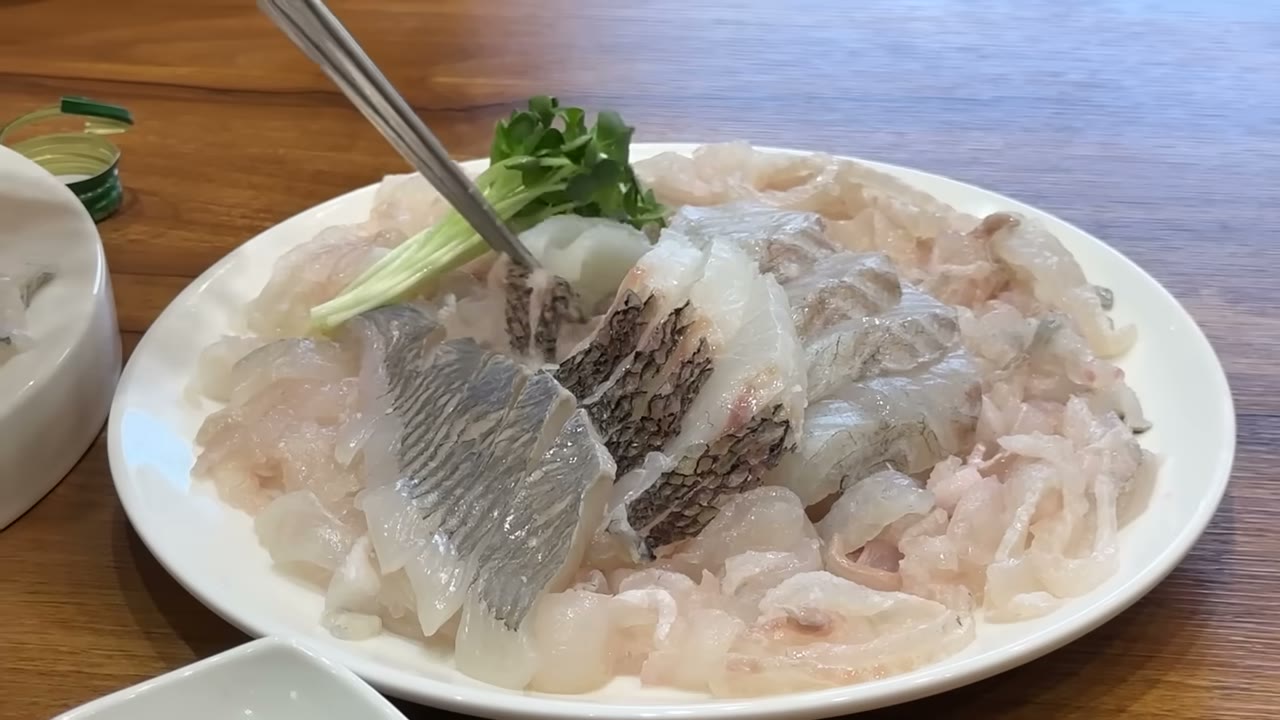 한 접시 가득 담긴 세꼬시