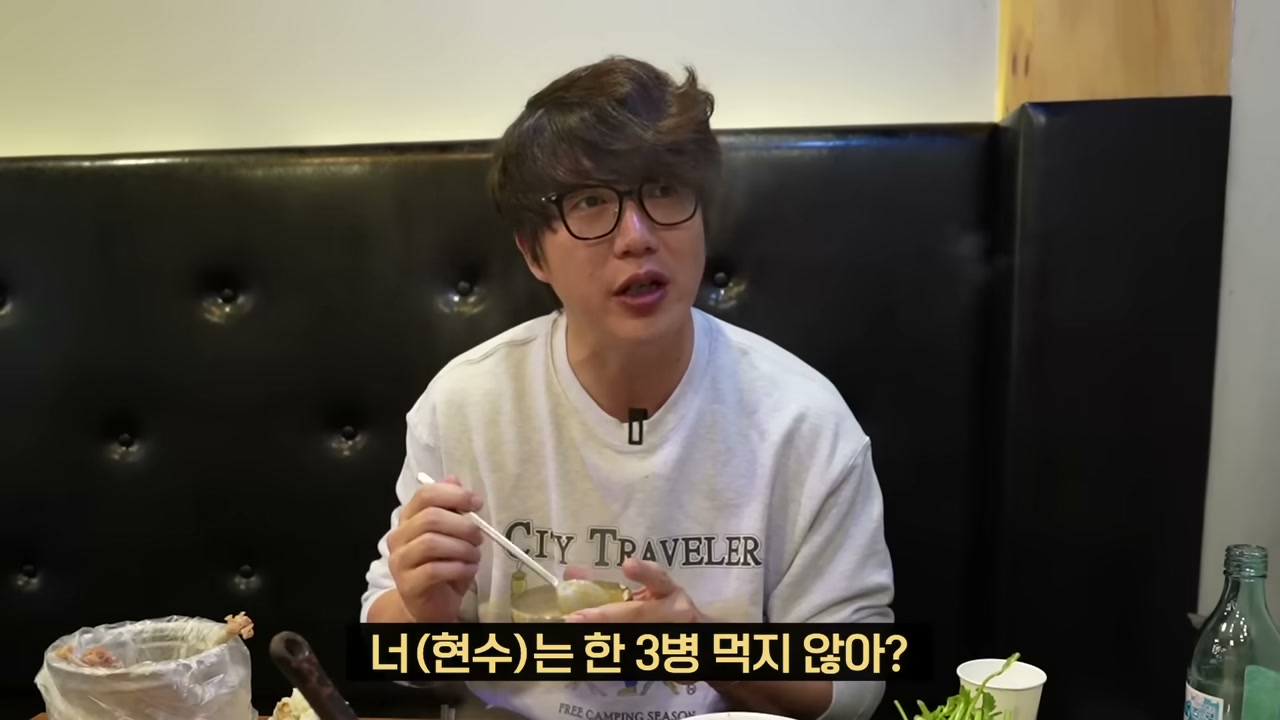 건더기를 건져 접시에 덜어 놓는다