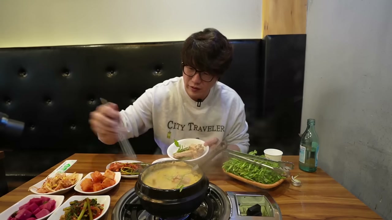 영미오리탕 군자점 오리탕에 미나리를 얹어 낸다