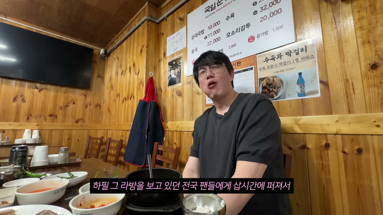 나무로 두른 좁은 홀