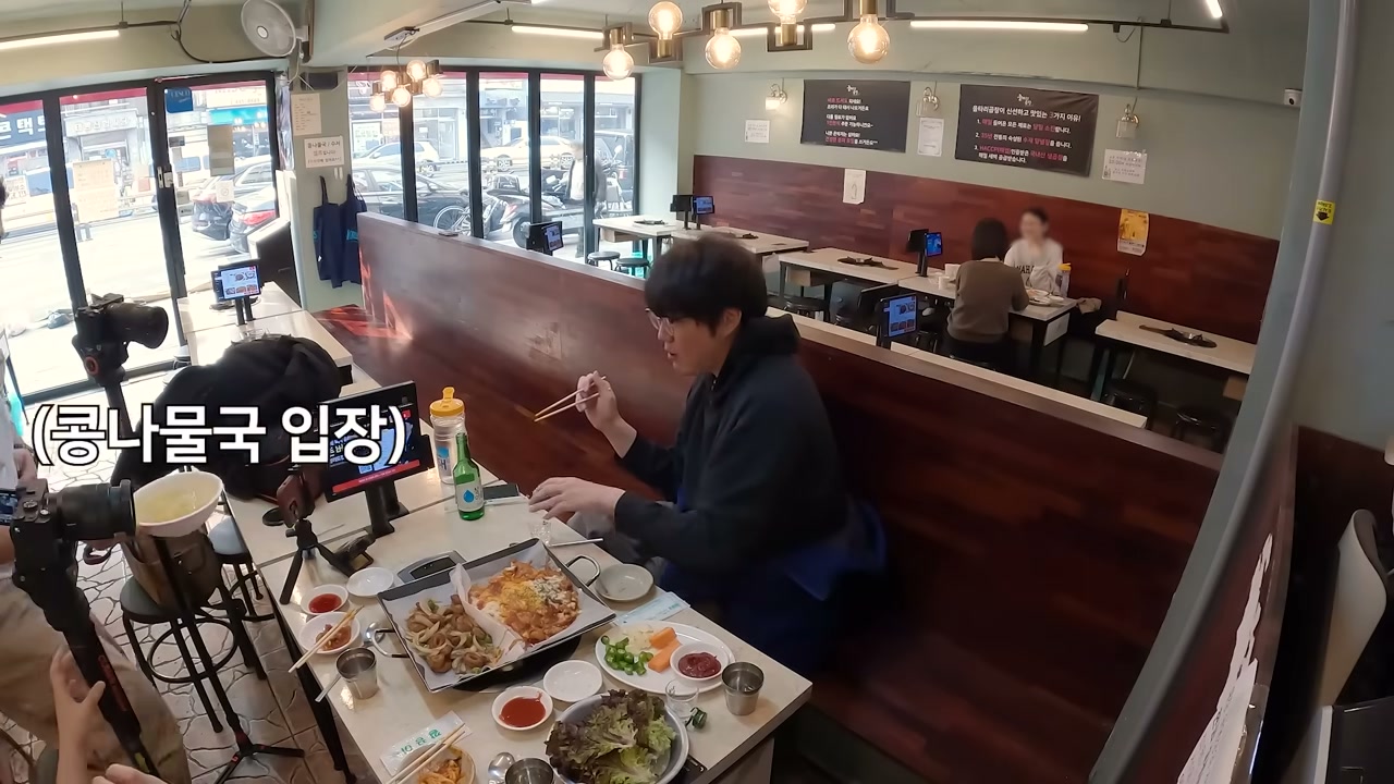 울타리곱창 통창을 낀 부스 좌석