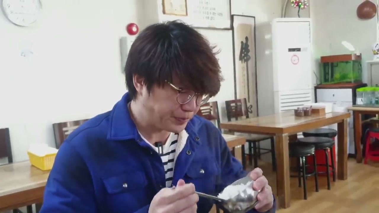도가니 수육. 국물에 건더기가 따로 건져 나온다