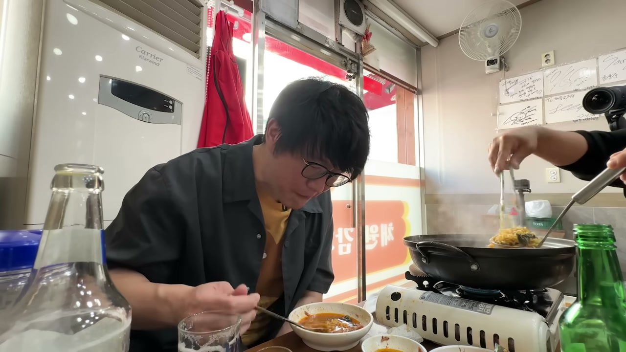 남은 국물에 볶음밥을 볶아 준다