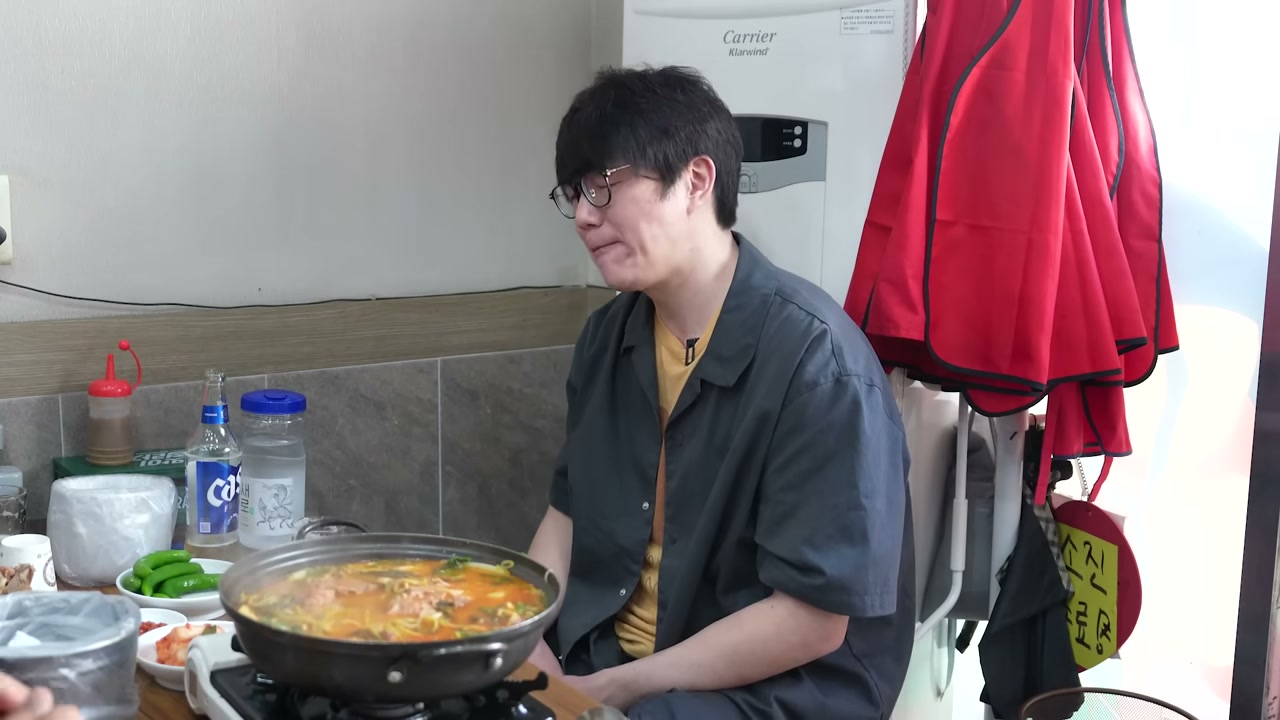 테이블 화구에 올려 끓이는 감자탕